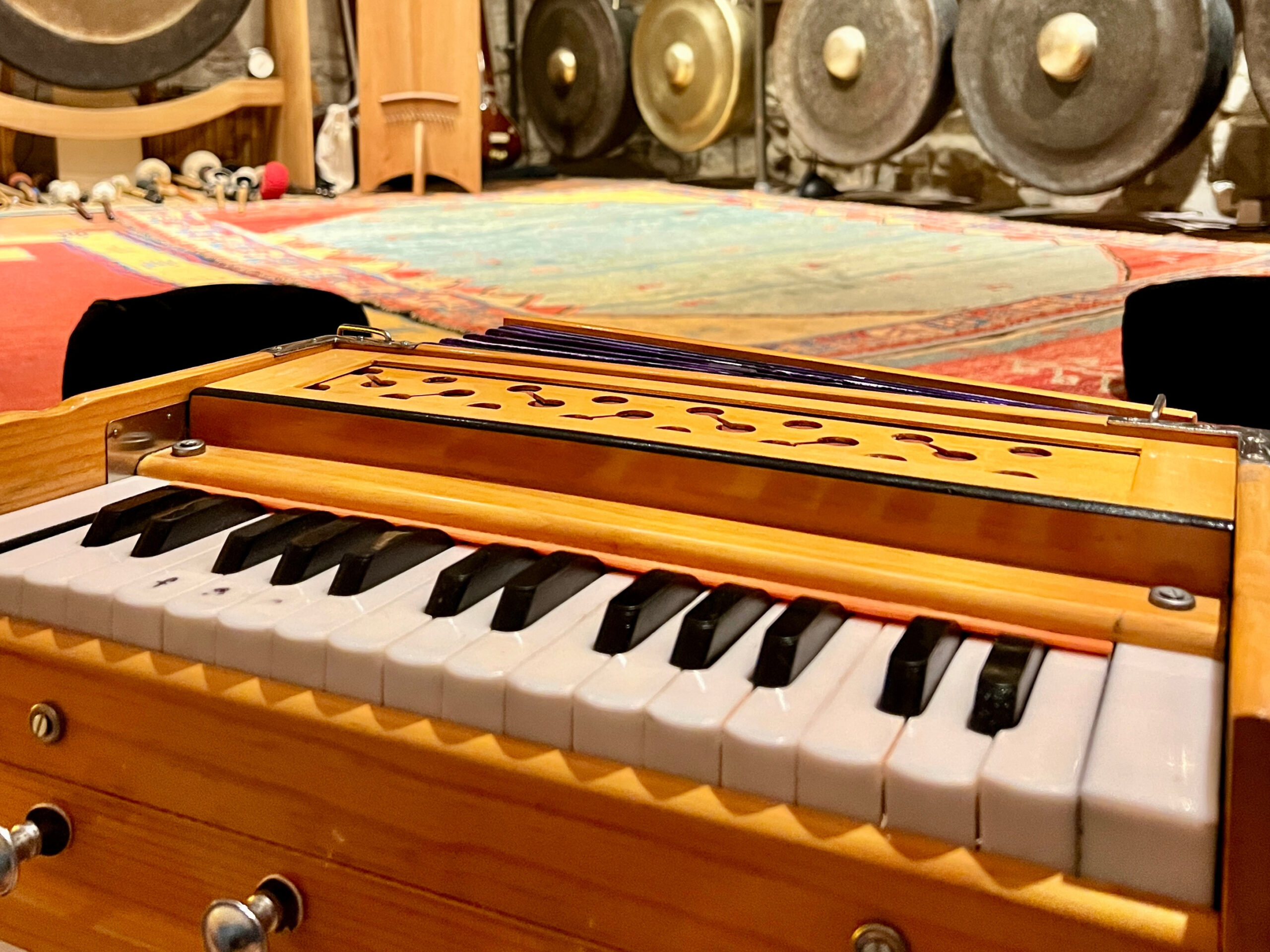 Mantrasingen und Harmonium